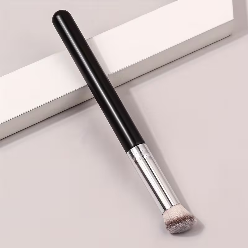 1pc Concealer Brush, High-Quality Nose Contour Silver/Black - Image 2